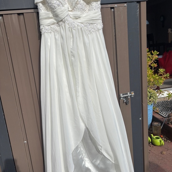 White gown with bead detail and small train - Picture 8 of 14